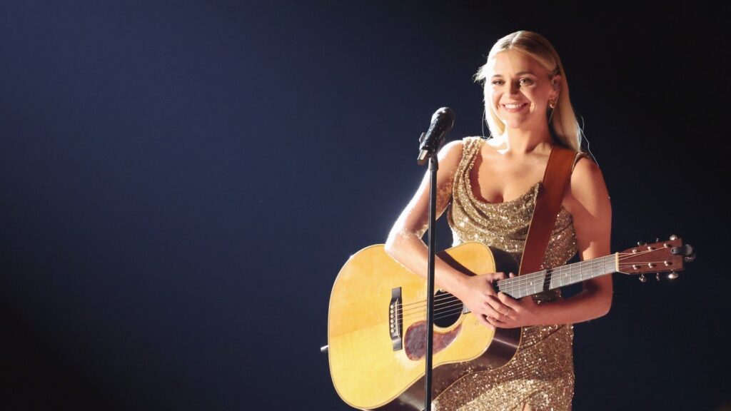 See Kelsea Ballerini Perform Lovelorn ‘Leave Me Again’ at 2023 CMAs