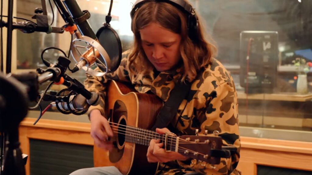 Billy Strings Plays ‘Brown’s Ferry Blues’ With Tony Trischka: Listen