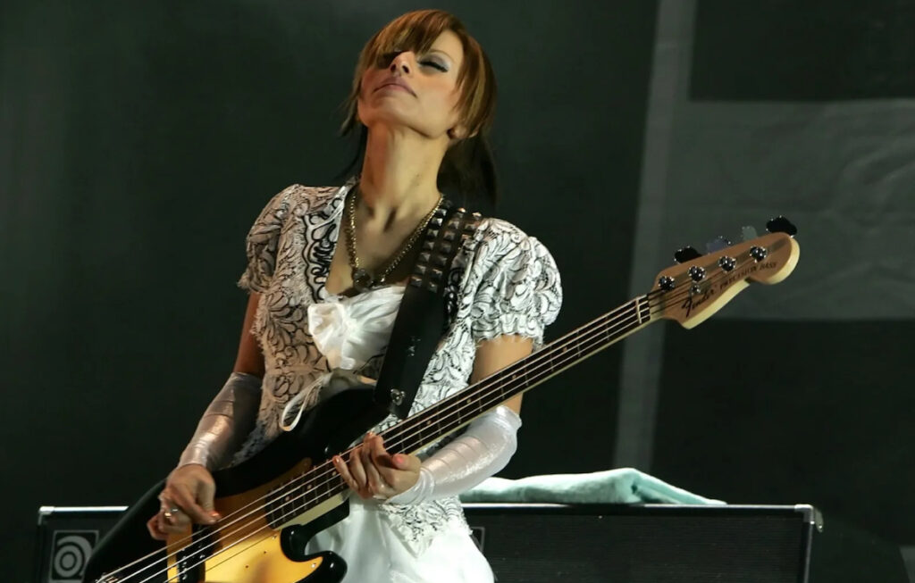 Avete presente la bassista degli Smashing Pumpkins (no, non quella e nemmeno l’altra)?