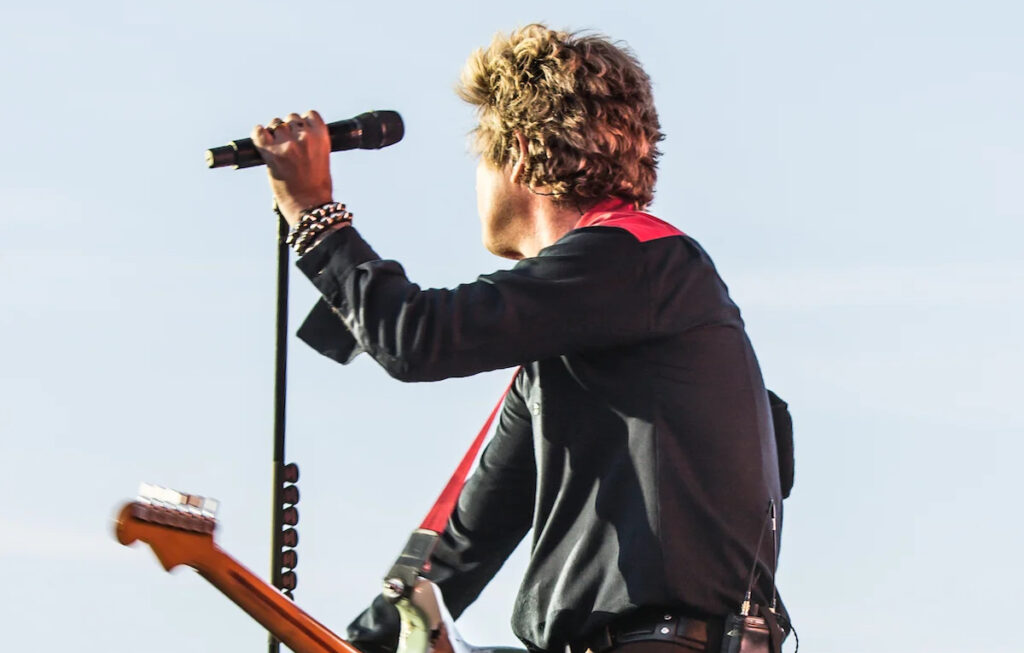 Drone approaches stage, Green Day runs away, concert is stopped for 10 minutes