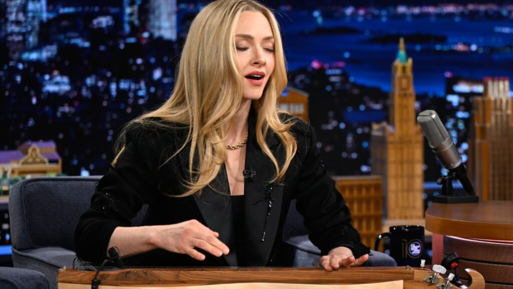 Amanda Seyfried Covers Joni Mitchell On Dulcimer on 'Tonight Show'