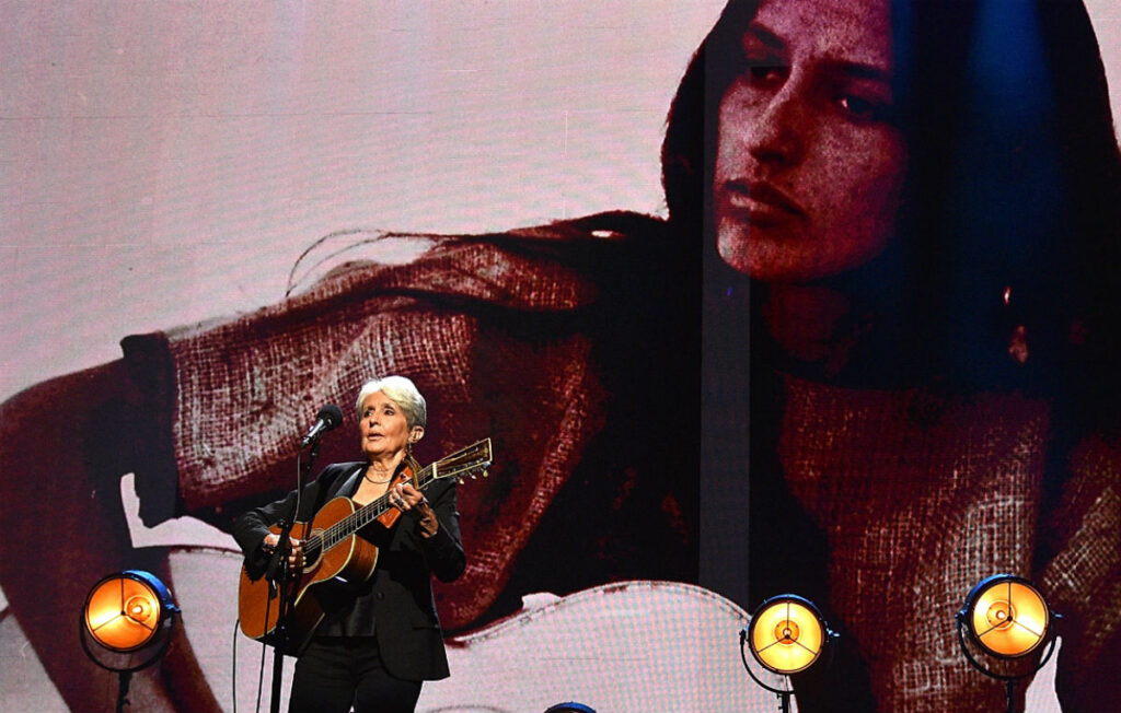 Joan Baez: “American Democracy in smoke, we are governed by incompetent billionaires”