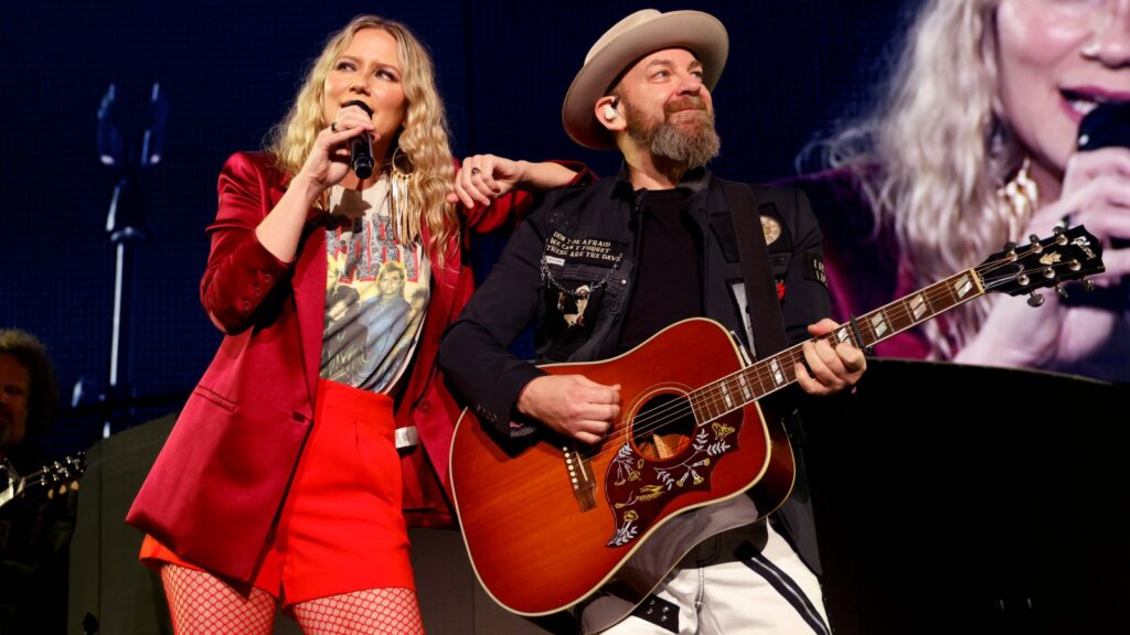 Sugarland Drop Out of ACM Awards Performance Due to Illness