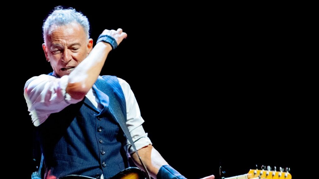 Bruce Springsteen Opens Concert With Impassioned Speech on Trump’s “Corrupt, Incompetent, and Treasonous Administration”: Watch