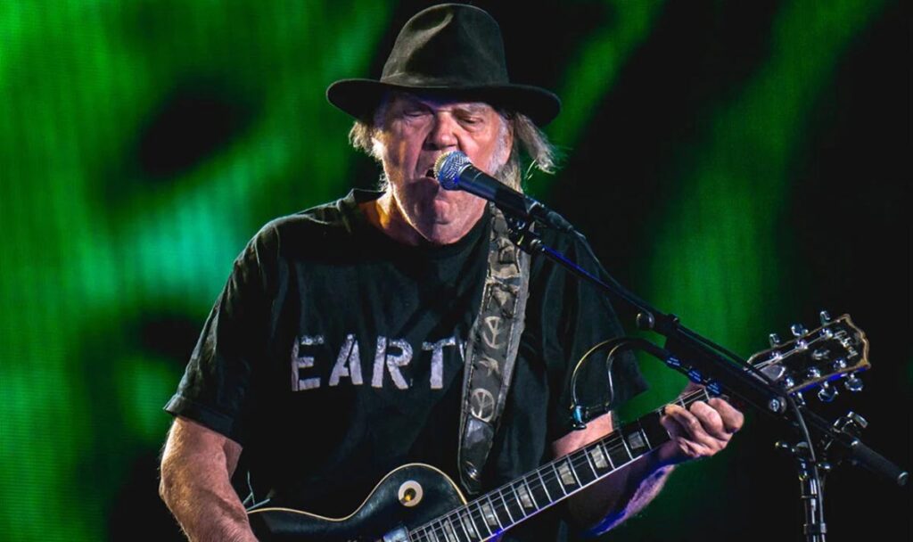 Neil Young publishes the video of “Let's Roll Again” in which Musk attacks and announces the new album “Talkin to the Trees”