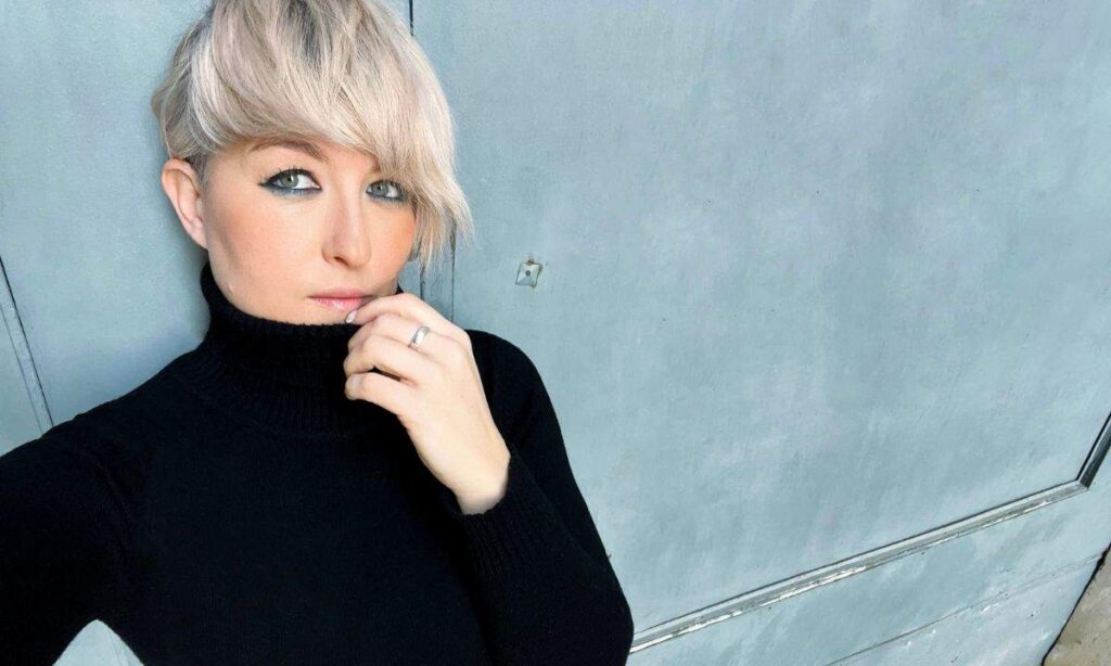 Sara Galimberti returns with a walking cover: “Love is not explained”