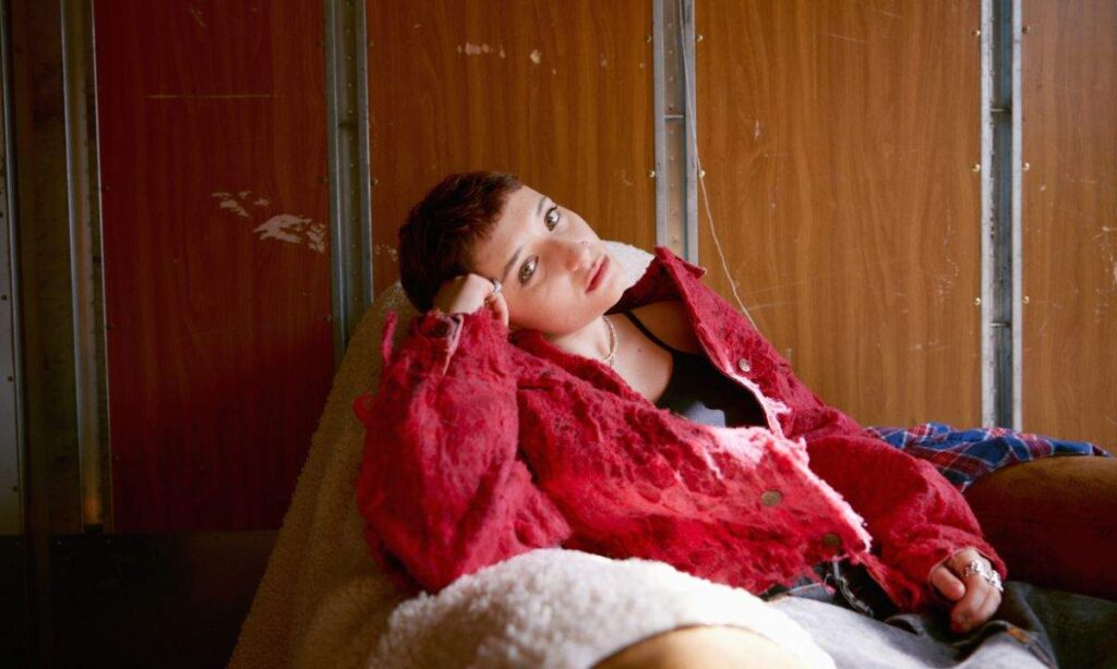 Sally Cruz returns with “Burn city”, a trace suspended between anger and melancholy