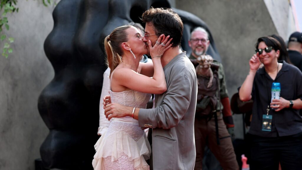 Jonathan Bailey and Scarlett Johansson Kiss On Red Carpet