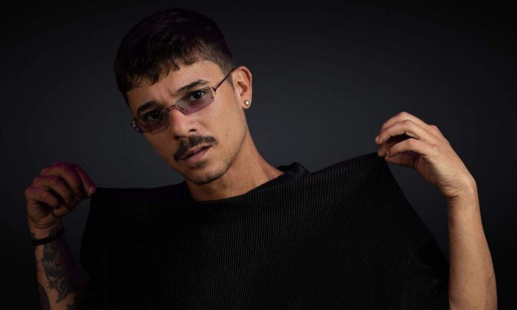 Moreno returns with a cry against bullying and sings pre/judged