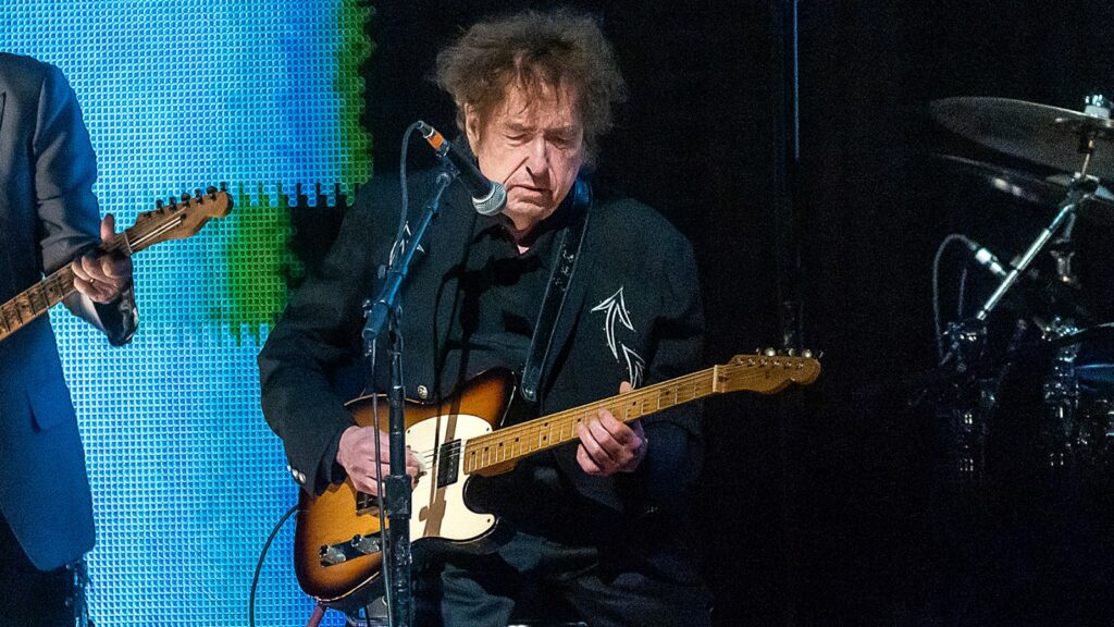 Bob Dylan Sings 'Times They are a-changin' for first time in 15 years