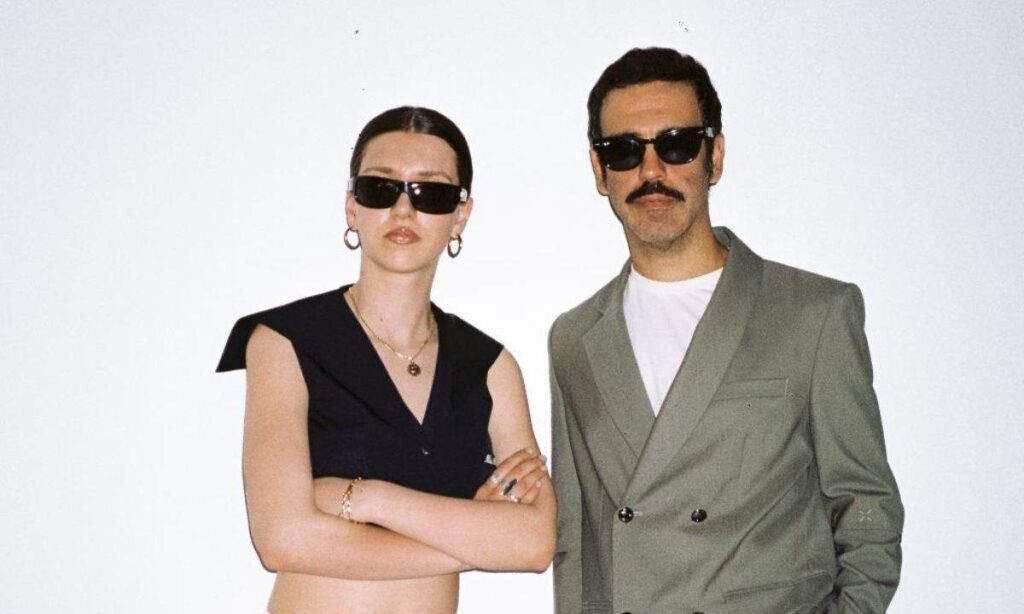 Ele a combines his style with that of Colapesce in “Shadows of City”