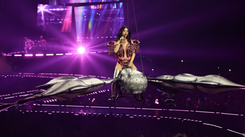Katy Perry Endres Malfunction As Butterfly Prop Plunnes During Show