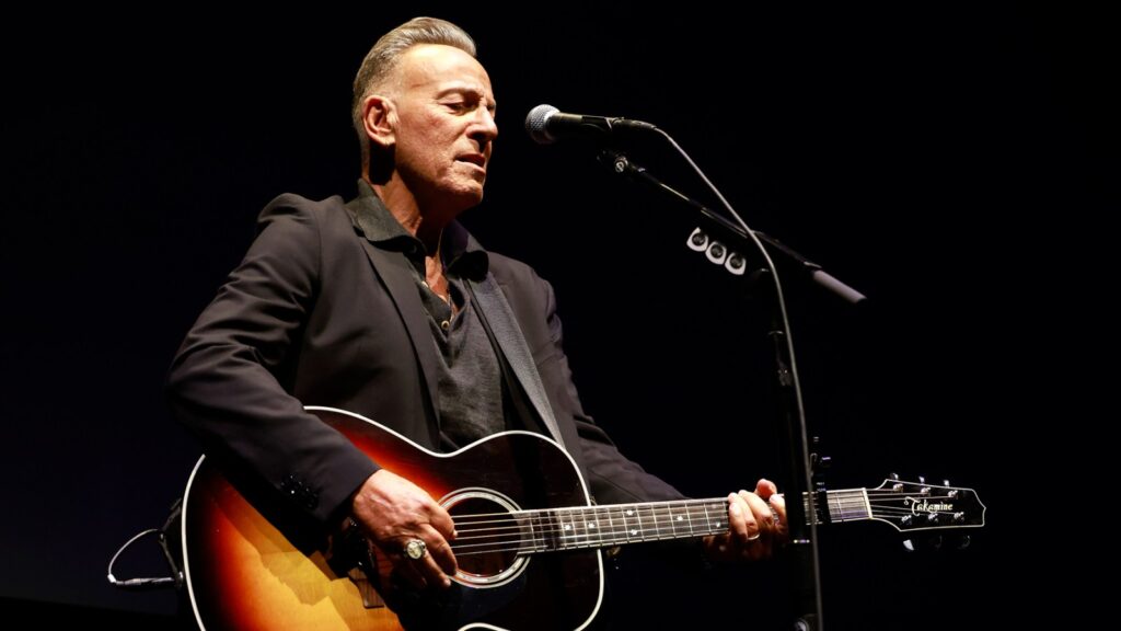 Bruce Springsteen Plays Through a Fire Alarm at Stone Pony Appearance