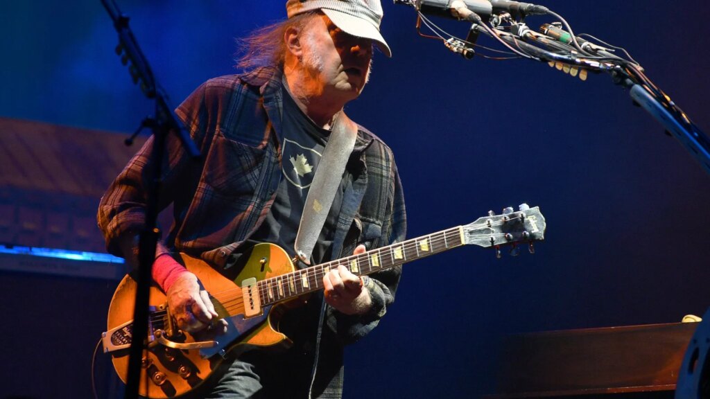 See Neil Young Play ‘After The Gold Rush’ at First Appearance of 2026