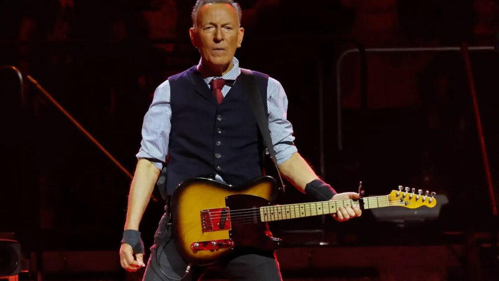 Bruce Springsteen Sings 'Streets of Minneapolis' as 'Late Show' Ends