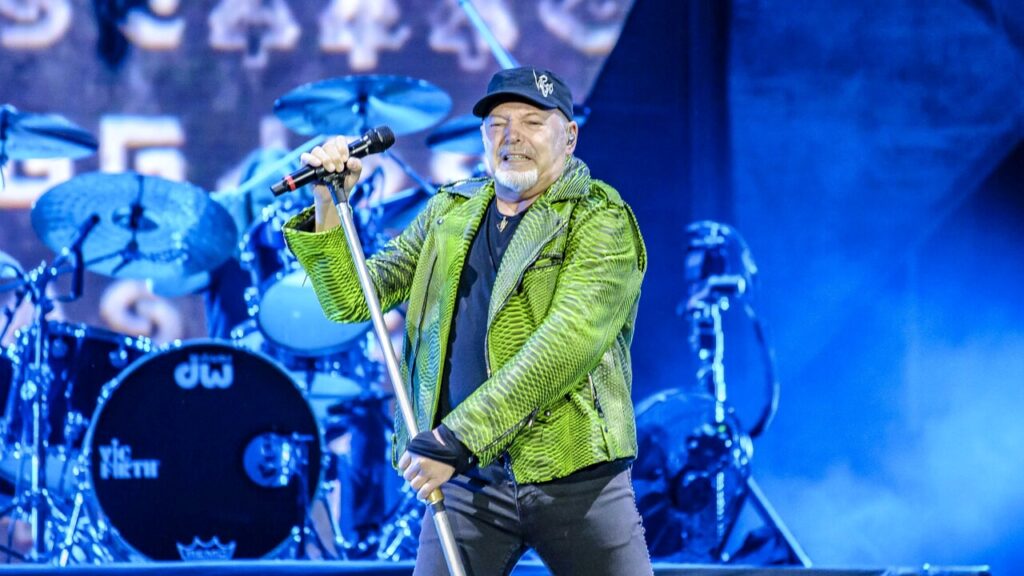 Vasco Rossi leaves from Rimini. The concert lineup and how the zero date of the tour went