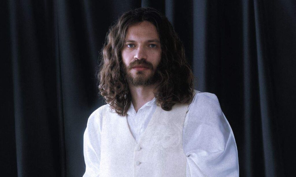 Paolo Santo: listening guide, authors and producers of “Paolo Santo Superstar”