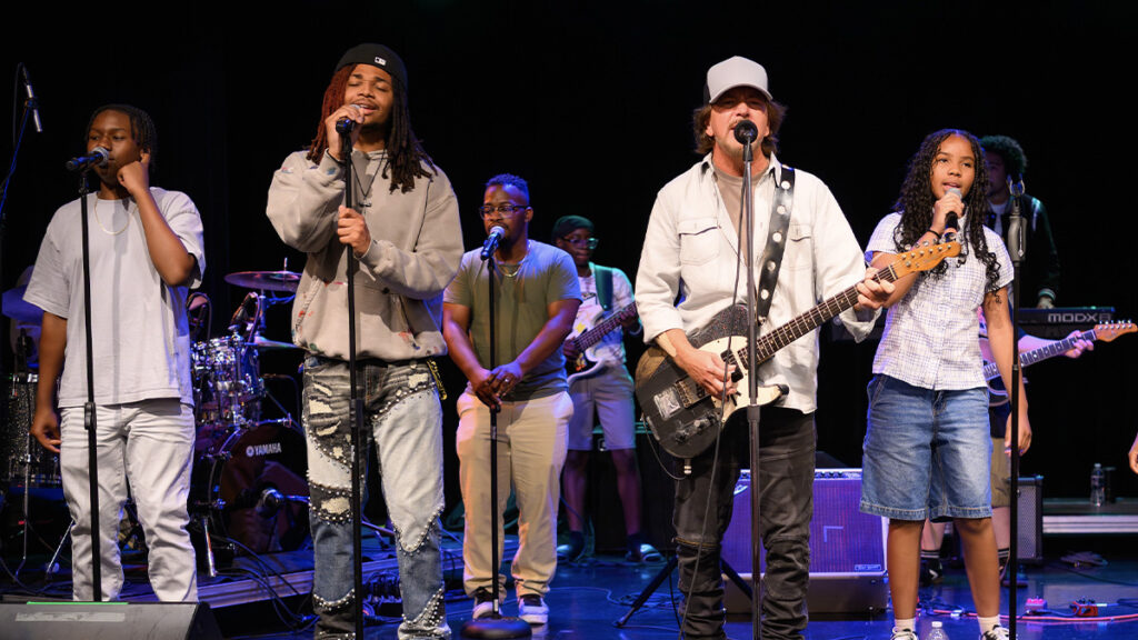 EDDIE VEDDER: the single “Better Believe” has been released in collaboration with Chicago Guitars Over Guns – Rockon.it
