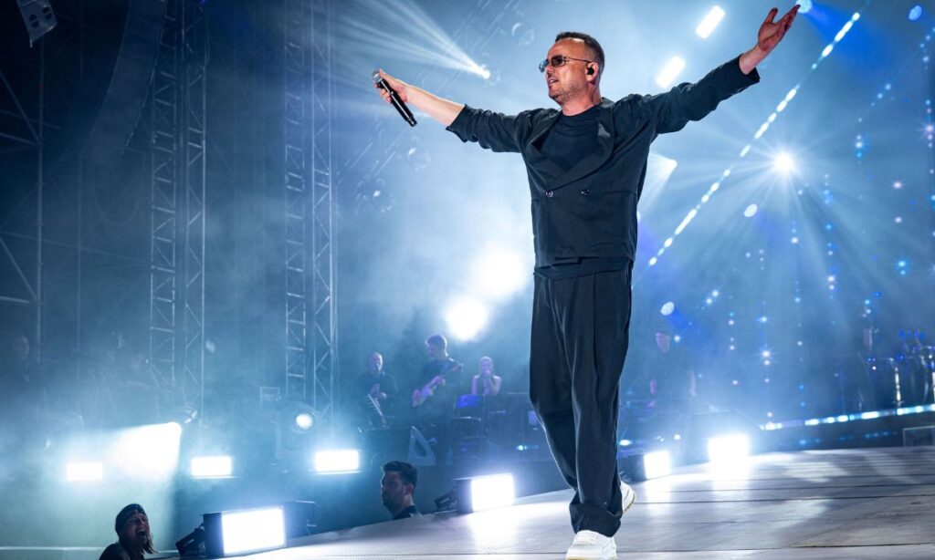 Gigi D'Alessio tour 2026: dates in sports halls and concert at Maradona 2027
