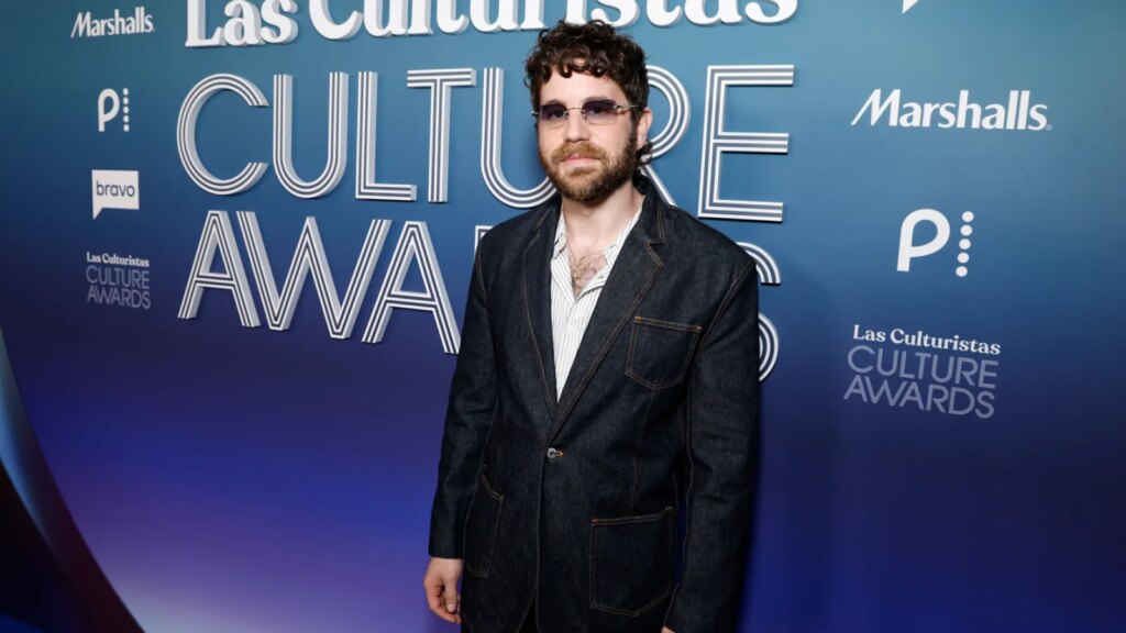 Ben Platt Sang ‘Smelly Cat’ to Lisa Kudrow at ‘Las Culturistas’ Awards