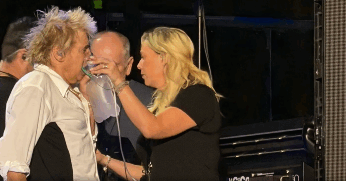 Rod Stewart rescued on stage with oxygen, but then manages to finish the concert – Video
