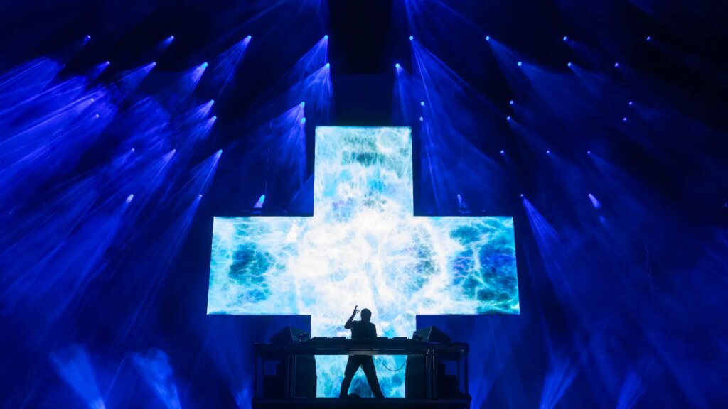 Martin Garrix Debuts U2 Collaboration ‘Fireflies’ Live With the Edge