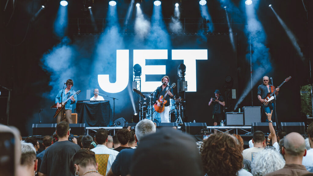 JET: photos and lineup of the concert at BOnsai in Bologna