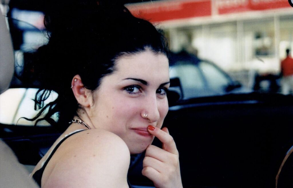 Amy Winehouse: the documentary “Rebellious Soul” will be broadcast for the first time on Sky – The photos and the trailer