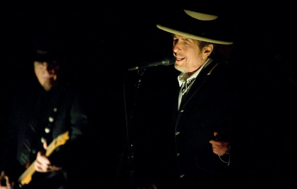 The ballet of Bob Dylan's guitarists continues: Jad Tariq has arrived