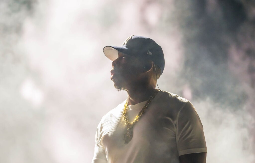 Hundreds of people without tickets push to enter, Jay-Z's concert starts three hours late