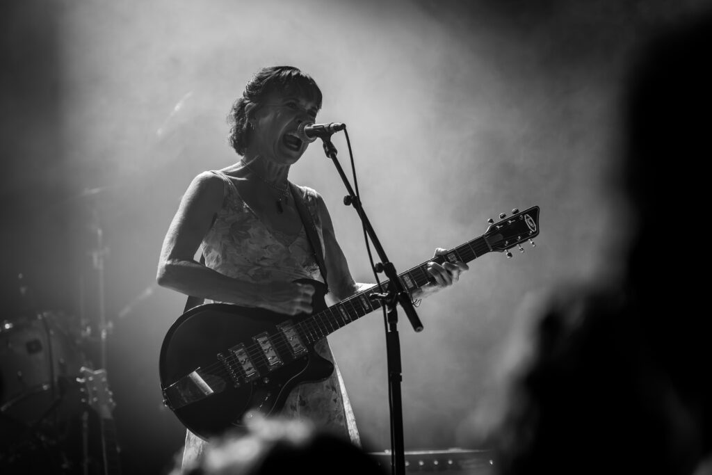Kristin Hersh: listen to the new single “Moths” which anticipates the album “Sugar On Blackstone”
