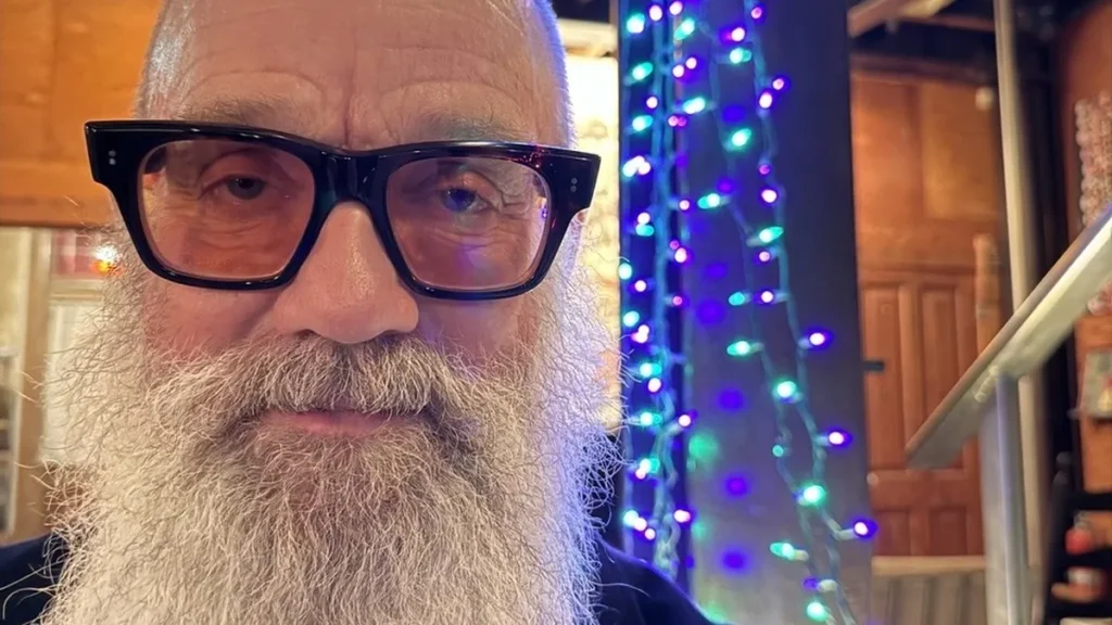 Michael Stipe (REM) releases a new solo song: here is “Hum Desiderata”