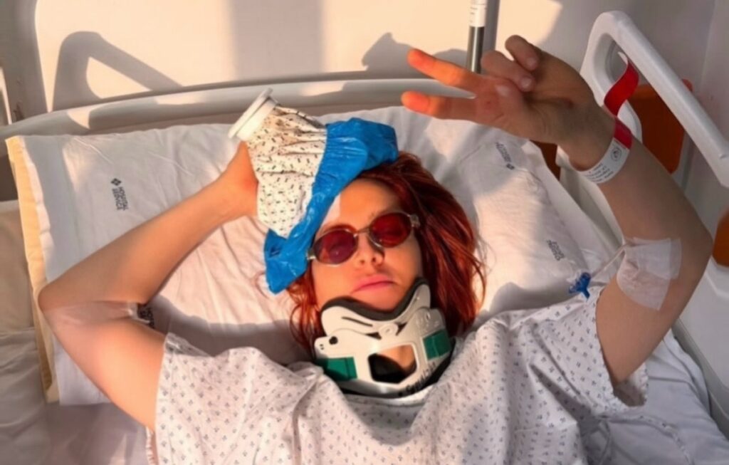 Noemi suspended the tour after falling from the stage