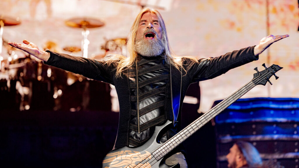 Realism on set, video games and pure passion for heavy metal: this is how Pär Sundström talks about Sabaton's career of over twenty years – Rockon.it