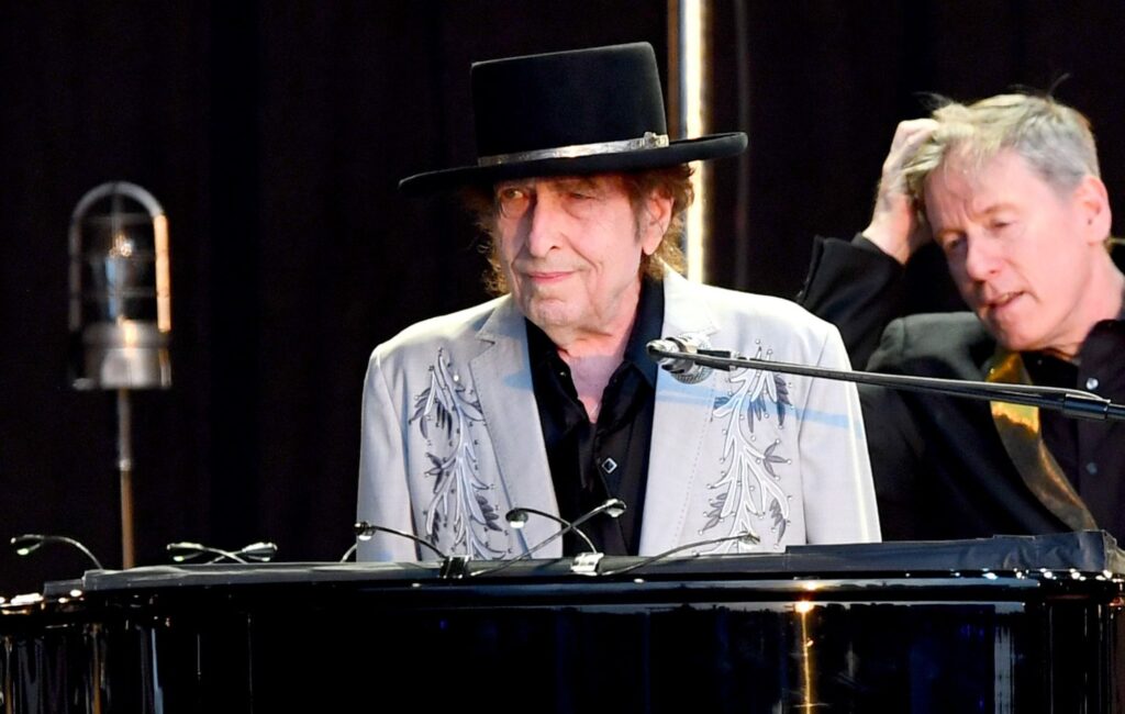Bob Dylan ends US tour by adding extra guitarist to live band