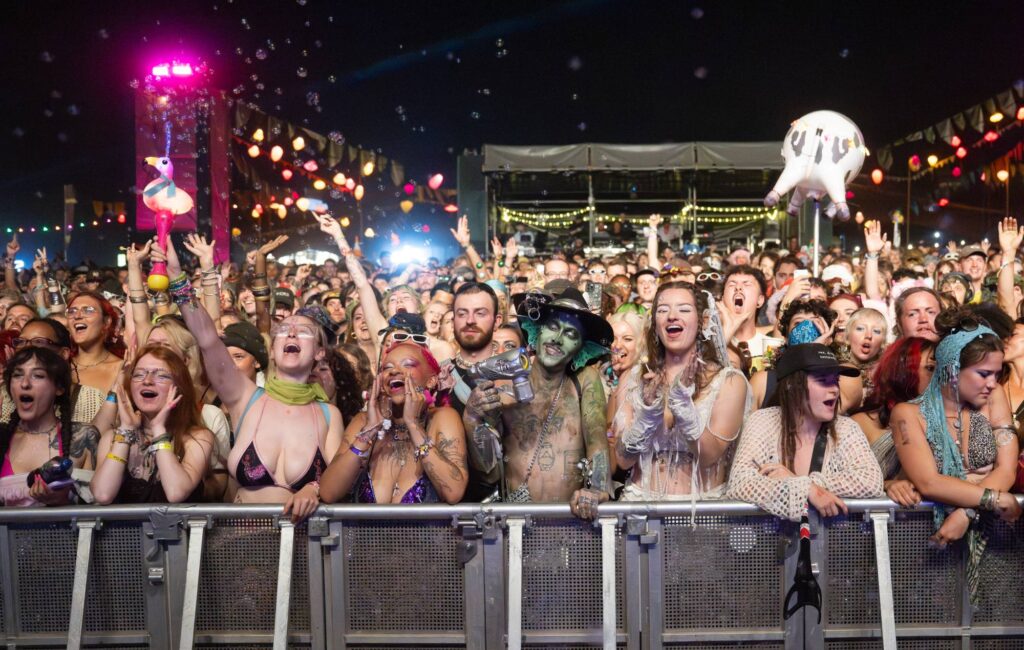 This is what it sounded like when everyone at Boomtown festival got the government wildfire phone alert at once