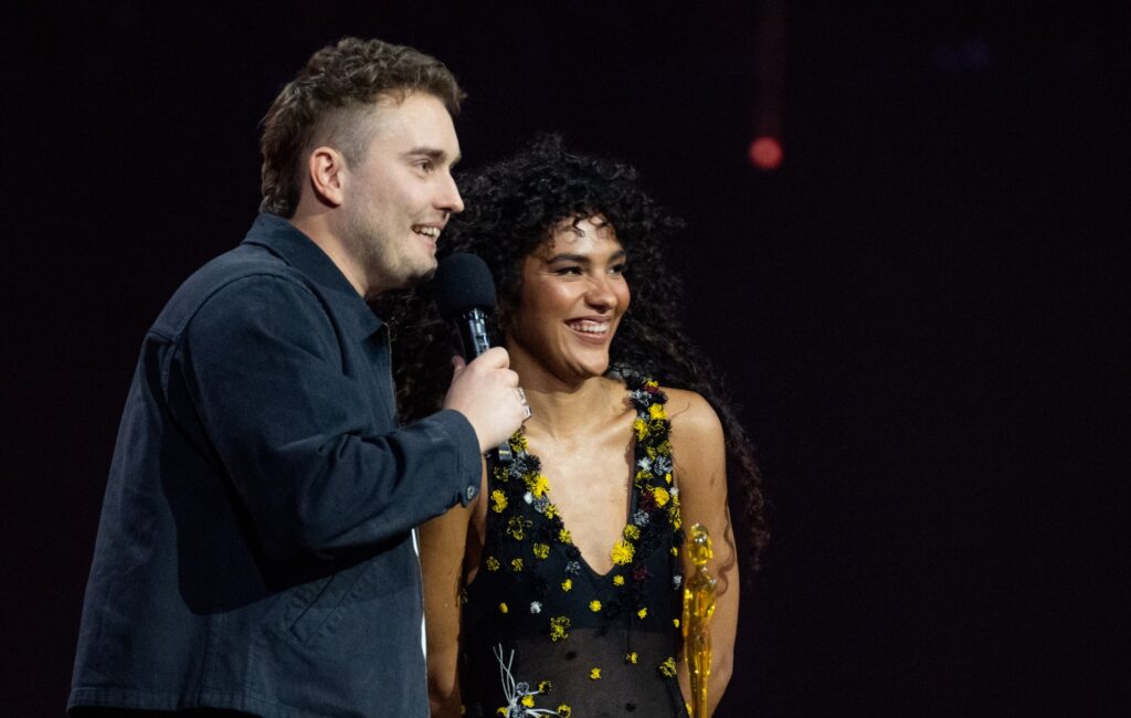 Watch Sam Fender join Olivia Dean for ‘Rein Me In’ at Lollapalooza 2026