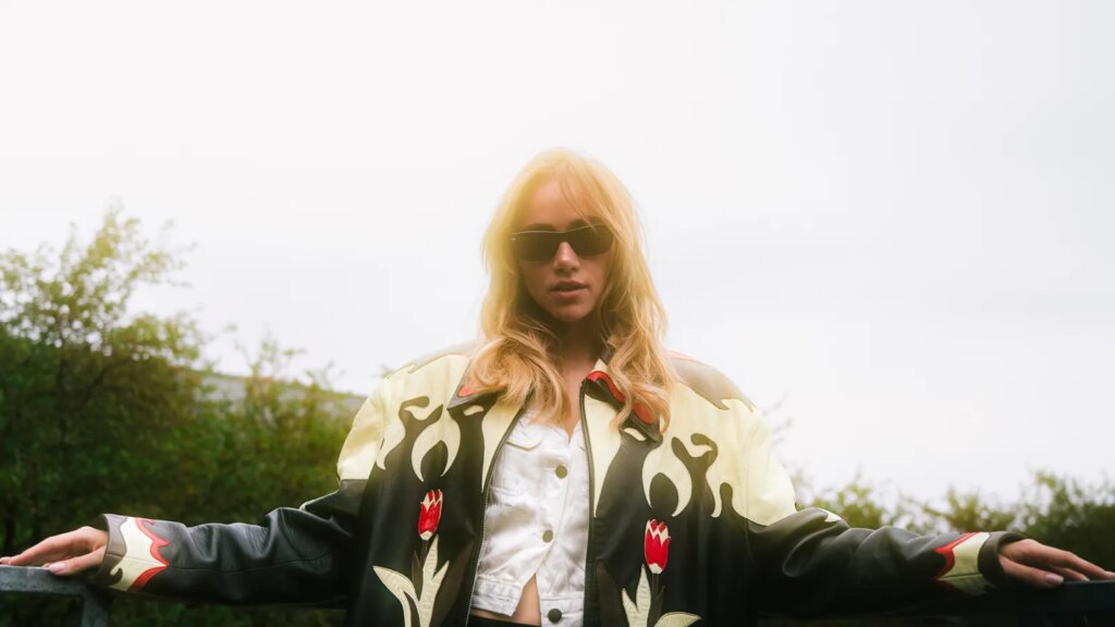 Suki Waterhouse Plays ‘Song Shuffle’: Sophie B. Hawkins, Donna Lewis