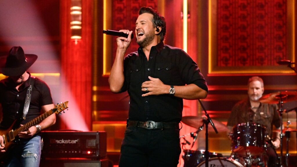 Watch Luke Bryan Showcase ‘Signs’ on ‘Fallon’
