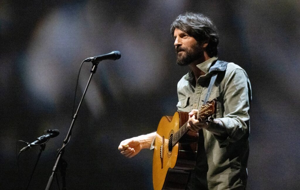 Ray LaMontagne treated after collapsing on stage in Nashville