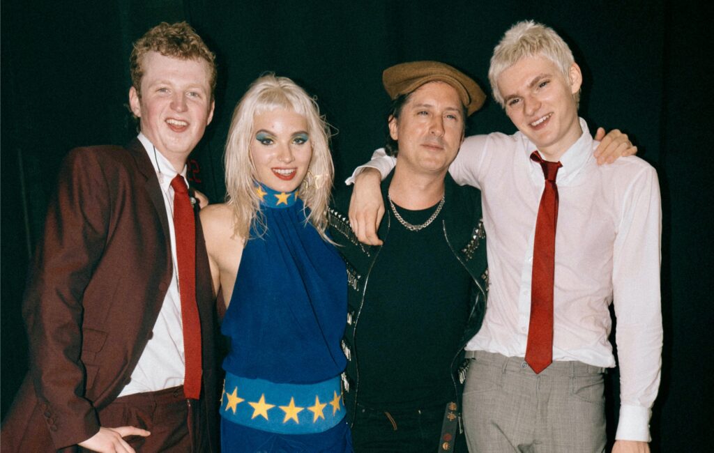 Watch The Libertines’ Carl Barât perform ‘What A Waster’ with The Molotovs in London