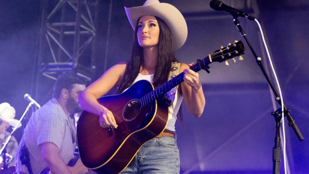 Kacey Musgraves Covers Dolly Parton’s ‘9 to 5’ During MSG Show
