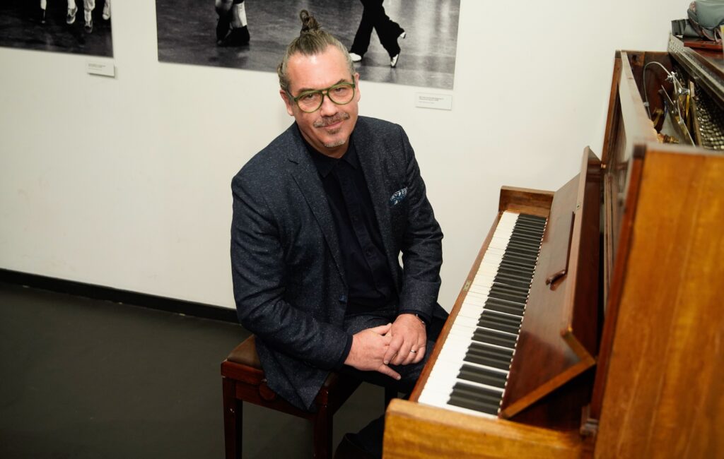 Tributes paid after Duncan Sheik dies, age 56: “This one hurts and does not seem real”