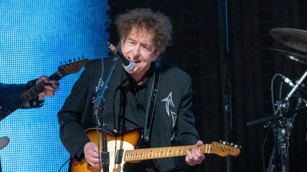 Bob Dylan’s Brand-New Arrangement of ‘Tangled Up In Blue’ Is Stunning