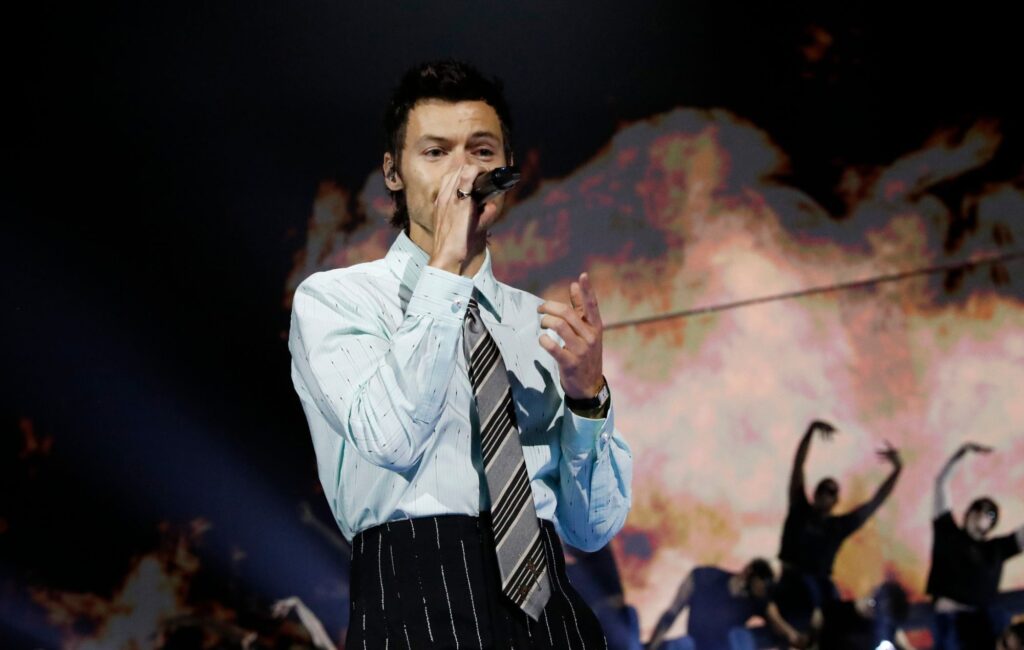 ‘World’s top autograph seeker’ apologises to Harry Styles after viral run-in on the street